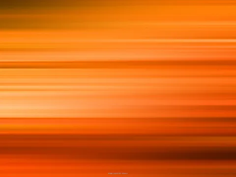 Abstraktes Bild aus waagerechten, orangefarbenen Streifen mit hellen und dunklen Bereichen, die von oben nach unten ineinander übergehen.