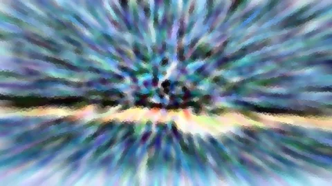 Abstrakte Komposition aus strahlenförmigen blauen, grünen und violetten Schlieren, die sich um einen dunklen Mittelpunkt sammeln, darunter ein heller Streifen am Horizont.