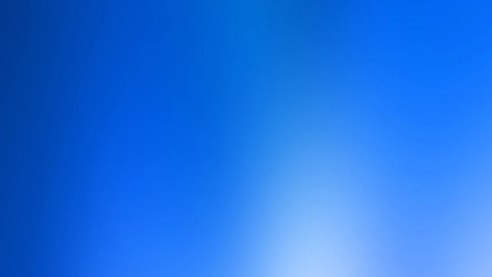 Flächiger Verlauf von tiefem Dunkelblau links oben zu hellem Blau und einem weißlichen Lichtfleck im unteren Bildbereich.