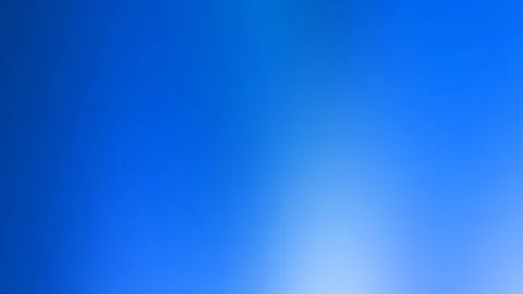 Flächiger Verlauf von tiefem Dunkelblau links oben zu hellem Blau und einem weißlichen Lichtfleck im unteren Bildbereich.