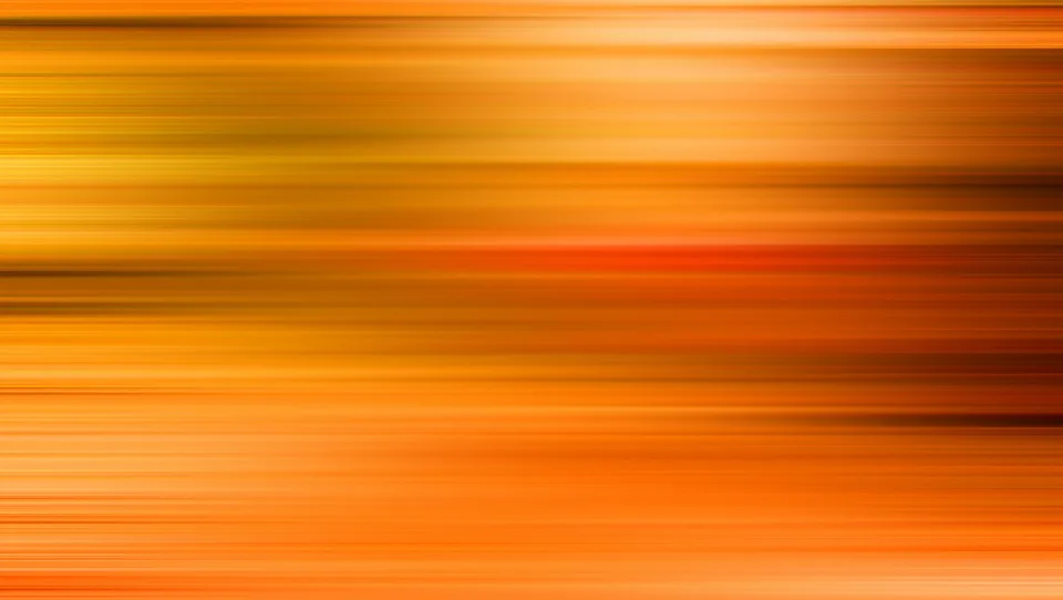 Abstrakte Komposition aus waagerechten, verwischten Streifen in Orange, Gelb und Rotbraun, die von hellen Partien in der Mitte zu dunklen Bändern übergehen.