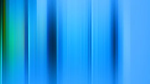 Abstrakte Komposition aus vertikalen, verwischten Streifen in Blau- und Türkistönen, links ein grünlicher Lichtschimmer, dunklere Schlieren in der Bildmitte und rechts.