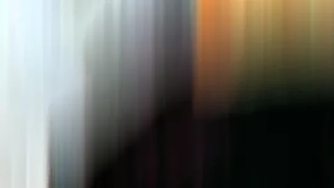 Abstrakte, stark verwischte vertikale Streifen in Weiß, Grau, Orange und Dunkelgrün, unten dunkel.