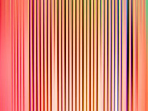 Abstraktes Muster aus vertikalen, unscharfen Streifen in Rot, Orange, Gelb, Violett und Schwarz, die von hellen Rosatönen in der Mitte bis zu kräftigem Rot an den Rändern verlaufen.