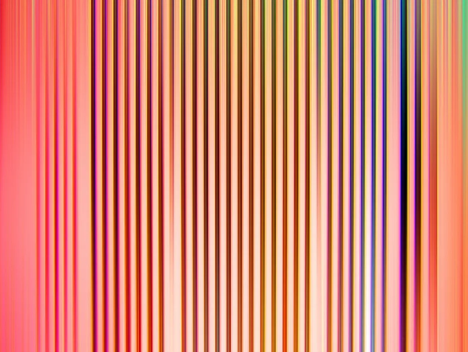 Abstraktes Muster aus vertikalen, unscharfen Streifen in Rot, Orange, Gelb, Violett und Schwarz, die von hellen Rosatönen in der Mitte bis zu kräftigem Rot an den Rändern verlaufen.