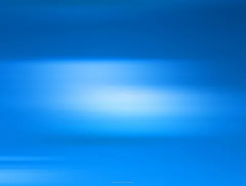 Horizontal verwischte blaue Streifen mit einem hellen, weichen Lichtfleck in der Bildmitte