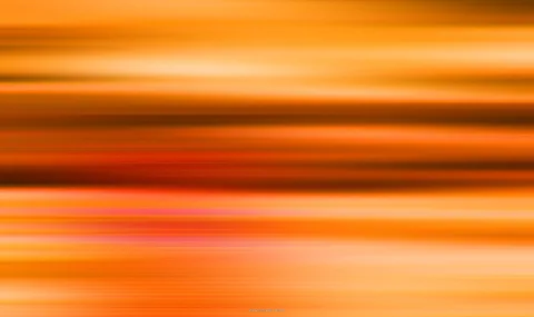Horizontal verwischte Streifen in Orange, Gelb und Rot, dunklere braune Bänder im mittleren Bereich, helle Schlieren am unteren Rand.
