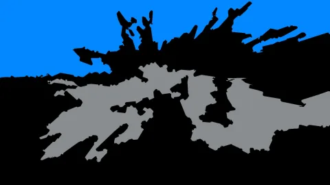 Abstrakte Komposition aus schwarzen und grauen Formen vor blauem Hintergrund, die an zackige Felsen oder Landschaftsumrisse erinnern.