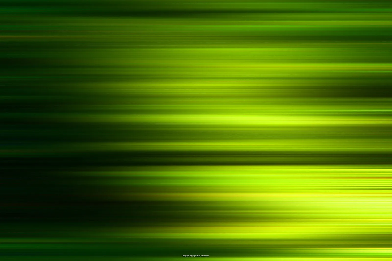 Horizontale grüne und gelbgrüne Lichtstreifen vor dunklem Hintergrund, verwischt wie bei einer Bewegungsaufnahme.