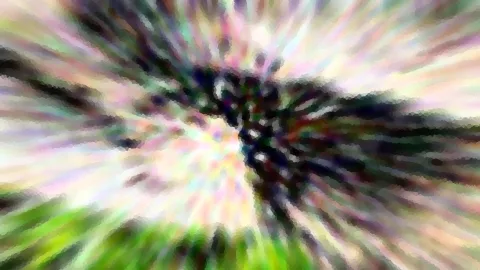 Abstrakte Aufnahme mit radialer Unschärfe in Pastellfarben, dunkles Zentrum mit Blättern und grüne Fläche am unteren Rand