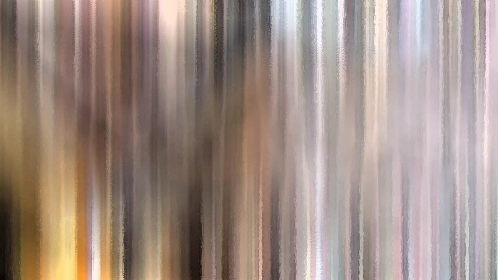 Abstrakte Komposition aus senkrechten, verwischten Streifen in Beige, Braun, Grau und Rosa, am linken Rand gelblich leuchtend.