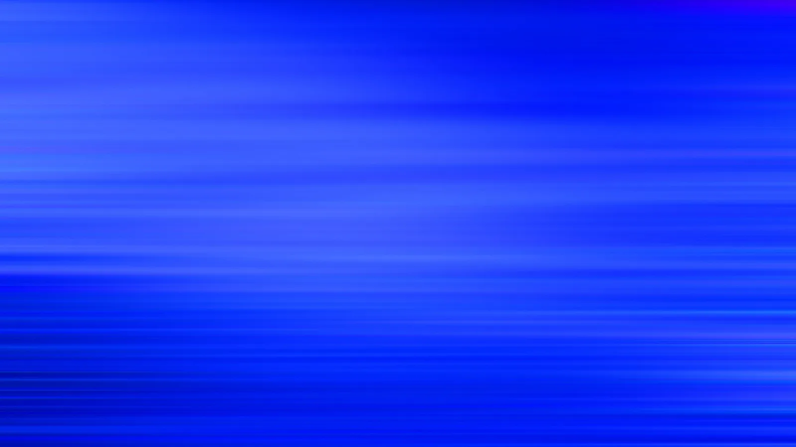 Abstrakter Hintergrund aus horizontalen blauen Streifen in verschiedenen Helligkeiten, leicht verwischt, mit einem violetten Schimmer oben rechts.
