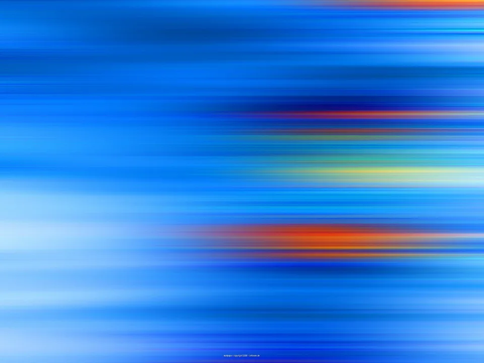 Abstrakte horizontale Streifen in verschiedenen Blautönen, durchzogen von orangefarbenen und gelblichen Lichtbahnen, die nach rechts verwischen.