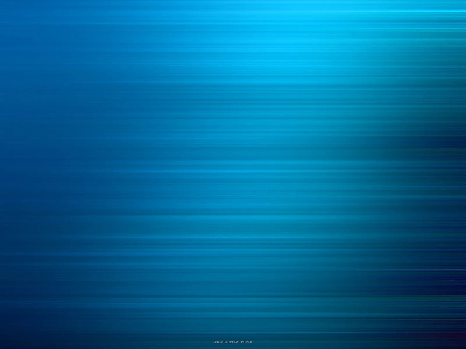 Abstrakter Verlauf in Blau mit feinen horizontalen Lichtstreifen, heller im Zentrum und zum rechten Rand hin dunkler werdend.