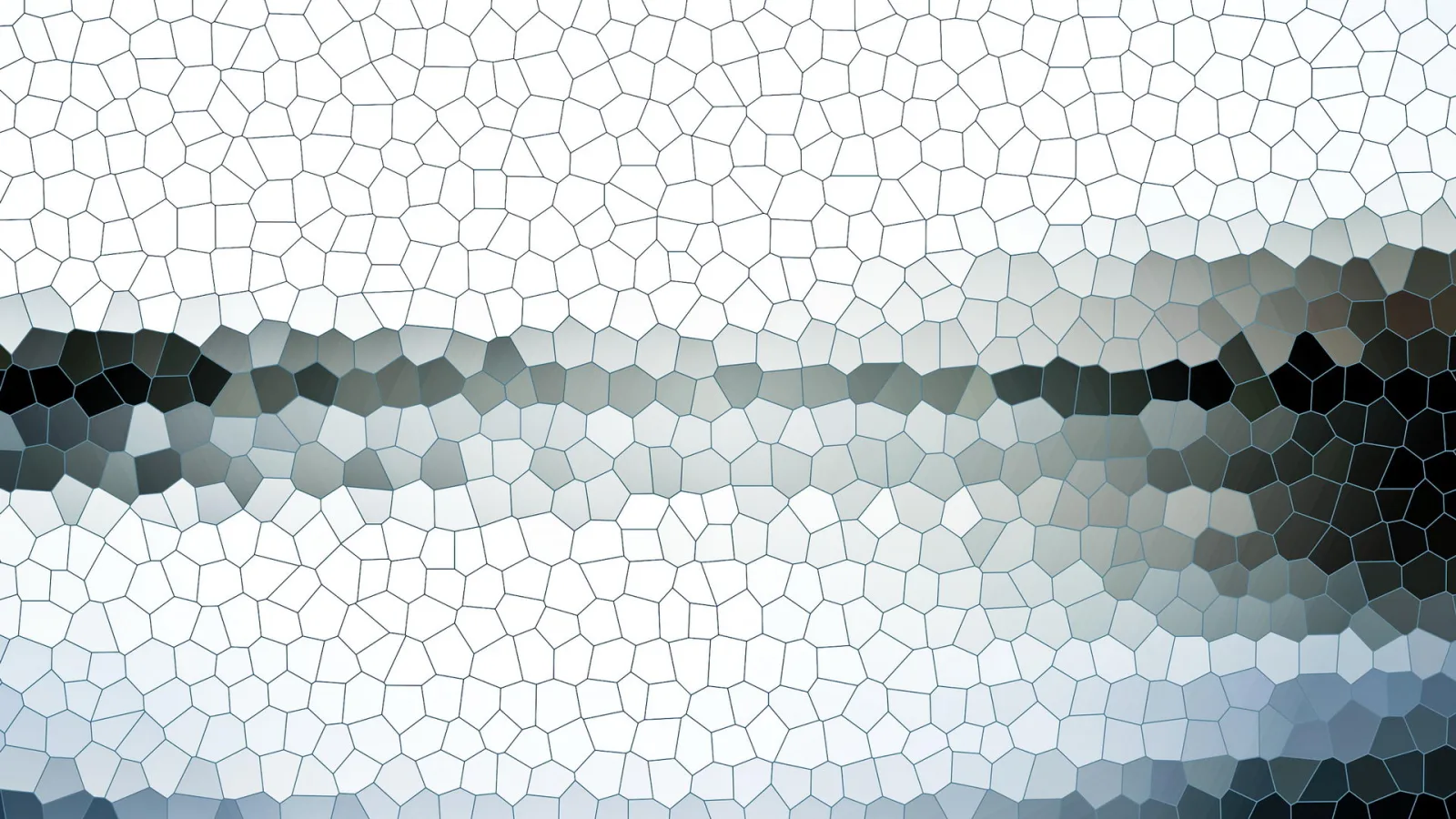 Ein Mosaik aus unregelmäßig geformten weißen, grauen und schwarzen Kacheln, die in einem horizontalen Band dunkler werden.