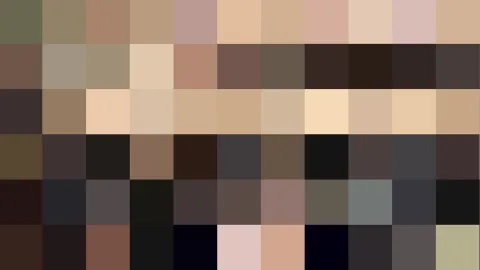 Mosaik aus quadratischen Pixelblöcken in Braun-, Beige-, Grau- und Schwarztönen, die ein grobes, abstraktes Gesicht oder Porträt andeuten.