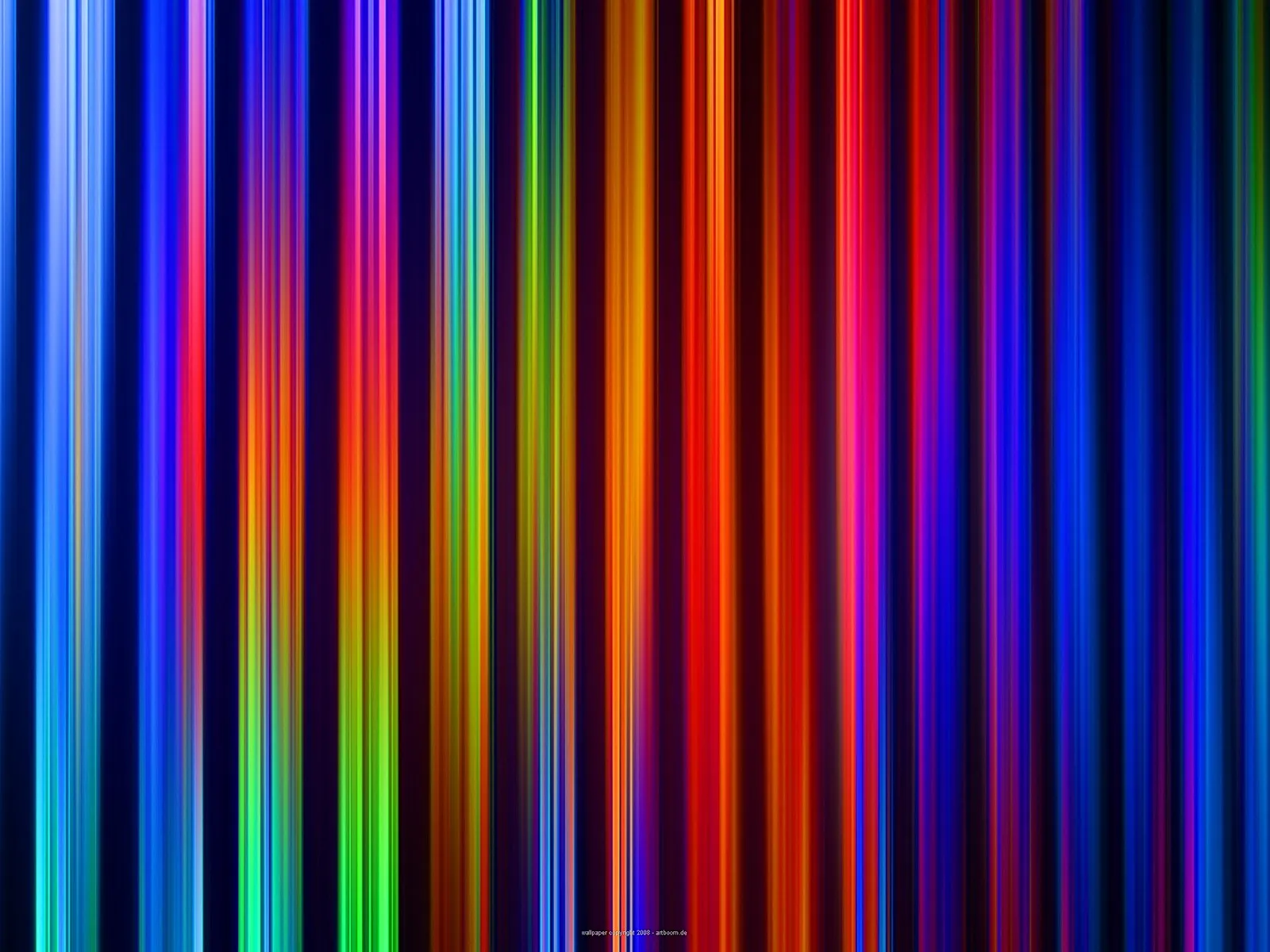 Vertikale, unscharf verlaufende Streifen in Blau, Rot, Orange, Grün und Violett auf dunklem Grund.