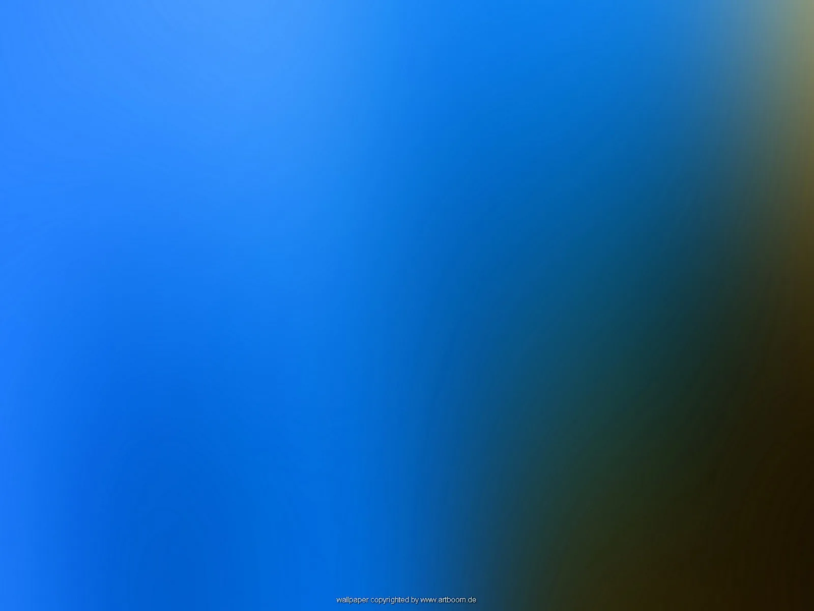 Weicher Verlauf von hellem Blau links über dunkleres Blau zu Schwarzbraun in der rechten unteren Ecke, oben rechts ein olivgrauer Schimmer.