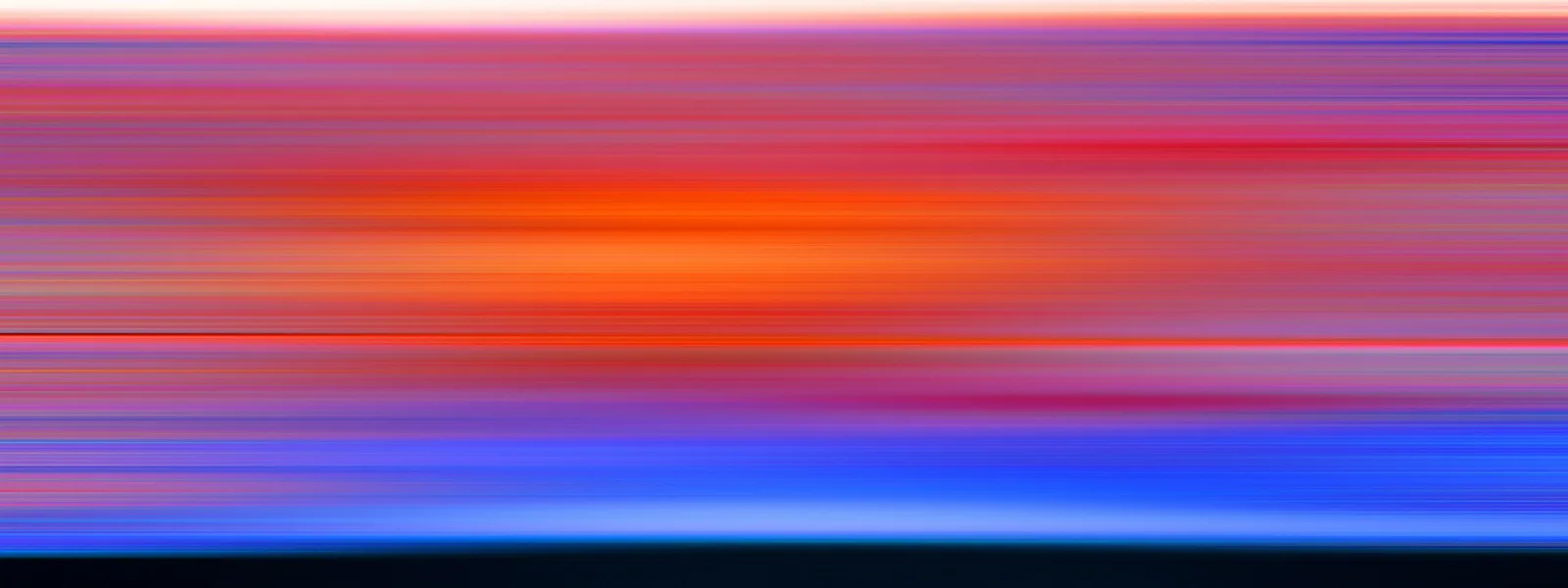 Abstrakte Komposition aus horizontalen, verwischten Streifen: oben helles Weiß und Violett, in der Mitte leuchtendes Orange und Rot, unten kräftiges Blau und ein dunkler Streifen am unteren Rand.
