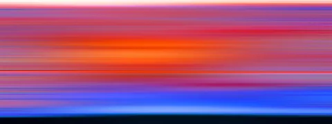 Abstrakte Komposition aus horizontalen, verwischten Streifen: oben helles Weiß und Violett, in der Mitte leuchtendes Orange und Rot, unten kräftiges Blau und ein dunkler Streifen am unteren Rand.