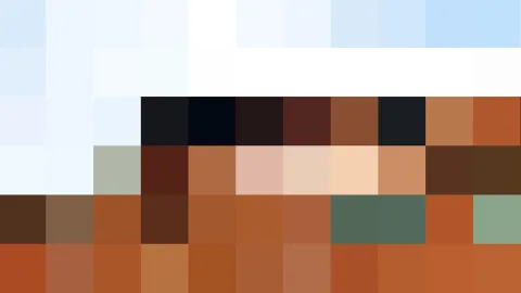Pixelmosaik aus Quadraten in Hellblau, Weiß, Braun, Orange und Grün, oben hell, unten warm getönt.