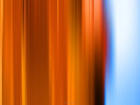 Vertikal verwischte Streifen in Orange, Rot und Braun, rechts ein heller blauer Verlauf bis zum weißen Rand.