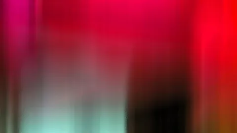 Abstrakte, vertikal verwischte Farbflächen: oben Rot und Magenta, unten links mintgrünes Türkis, rechts unten ein schwarzer Bereich.