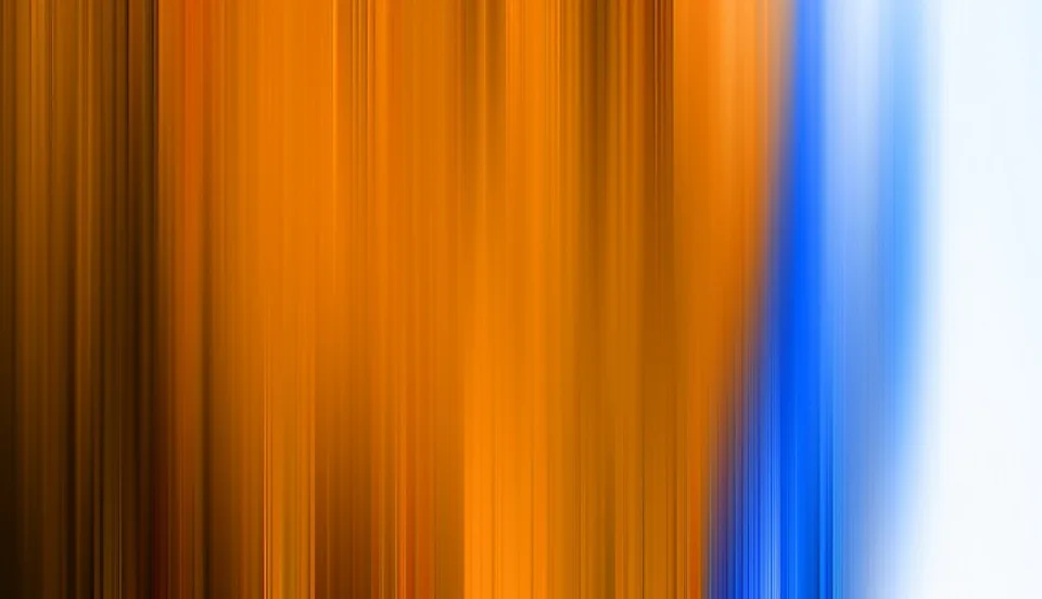 Vertikal verwischte Streifen in Braun, Orange, Blau und Weiß, die von links nach rechts in helles Weiß übergehen.