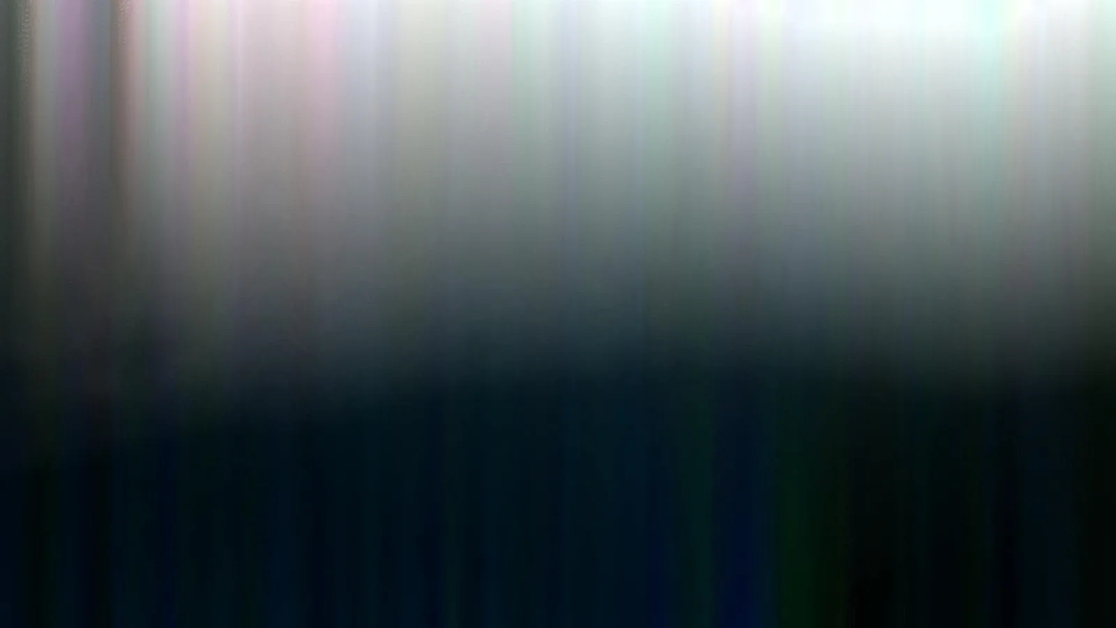 Unscharfes Bild mit senkrechten Schlieren: oben helles Grau und Weiß mit leichten Farbtönen, unten dunkles Blaugrün bis Schwarz.
