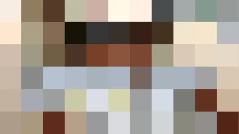 Mosaik aus quadratischen Farbblöcken in Beige, Braun, Grau, Blau und Schwarz, ohne erkennbares Motiv.