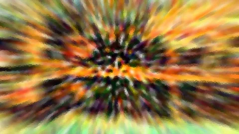 Abstrakte Komposition aus orangen, gelben, grünen und dunklen Farbstrahlen, die von einem dunklen Zentrum in der Bildmitte nach außen laufen und in Pixelblöcken aufgelöst sind.