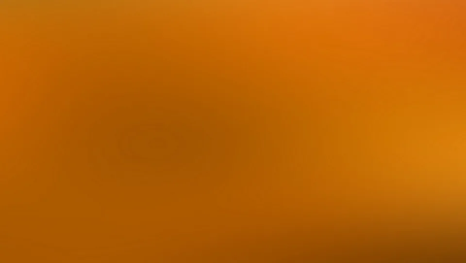 Weicher Farbverlauf in Orange und Ockertönen, in der Mitte etwas dunkler, zu den Rändern heller und leicht rötlich.