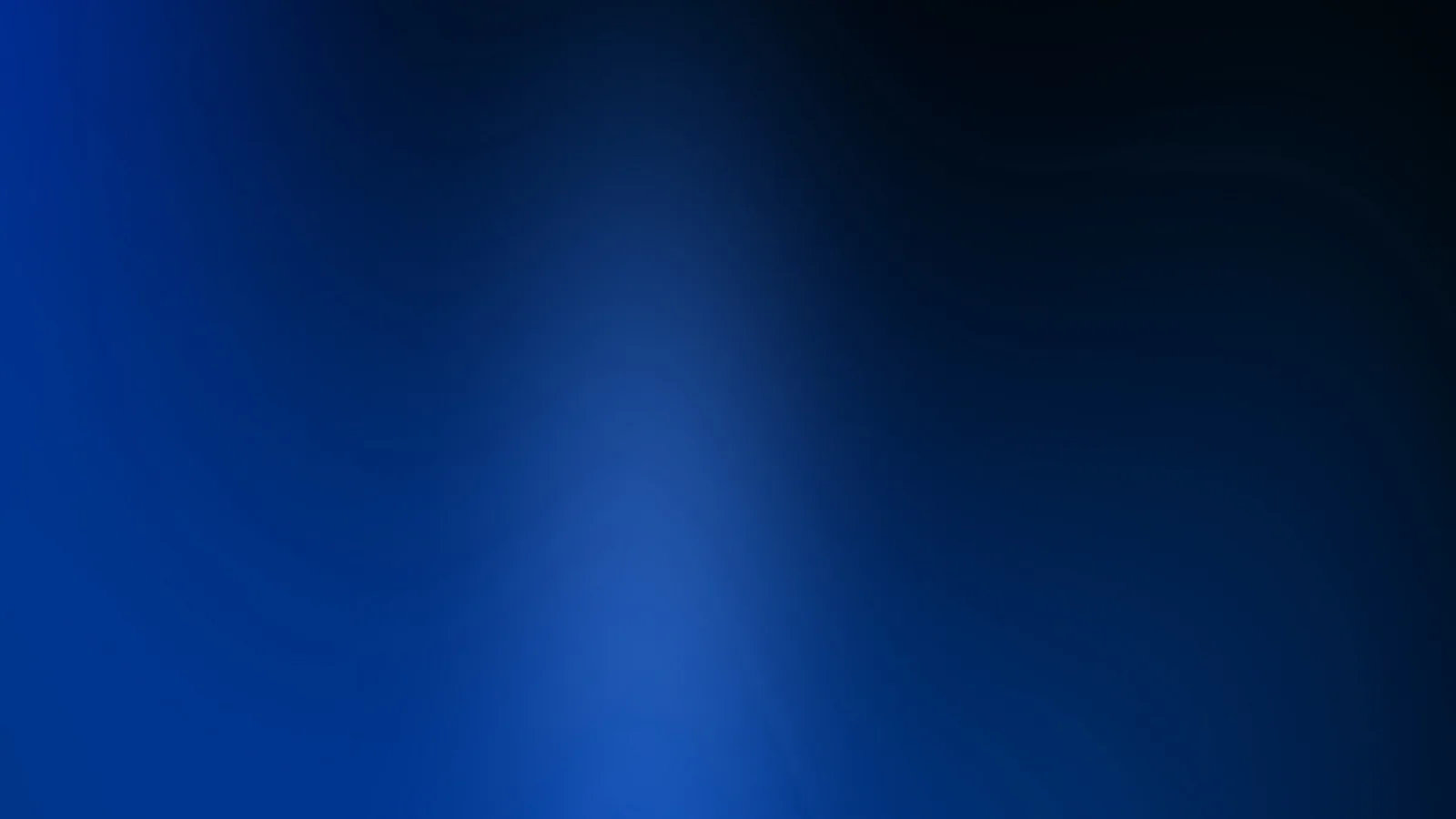 Blauer Farbverlauf von links nach rechts, in der Mitte ein heller, verwischter vertikaler Lichtstrahl, nach rechts oben in Schwarz übergehend.