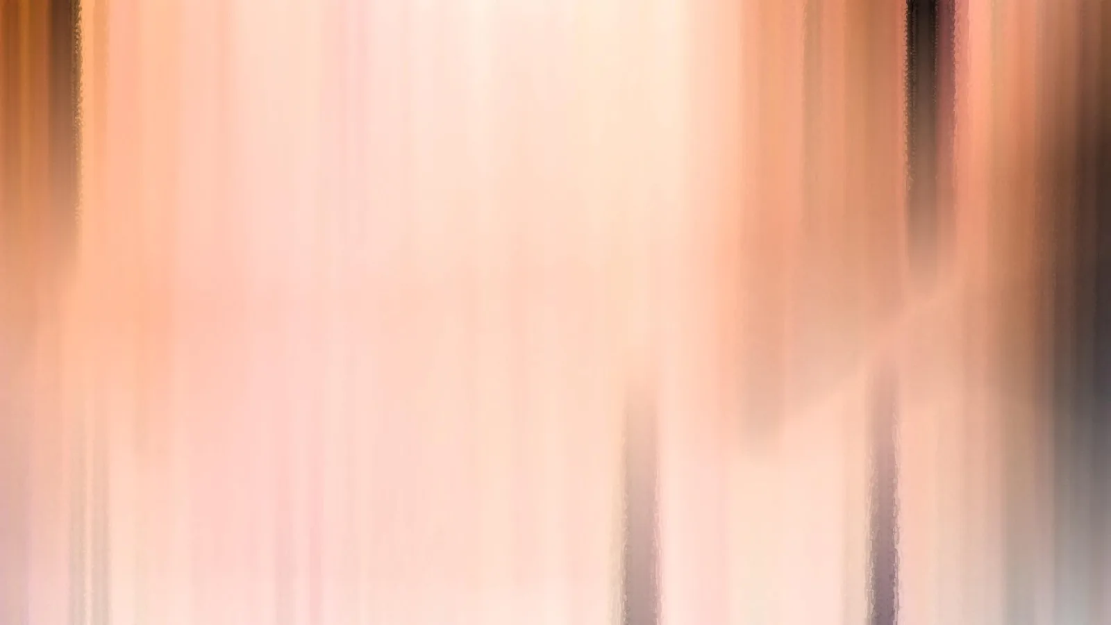 Abstrakte, vertikal verwischte Farbflächen in Pfirsich, Rosa und Orange mit dunklen Streifen am unteren und rechten Bildrand.
