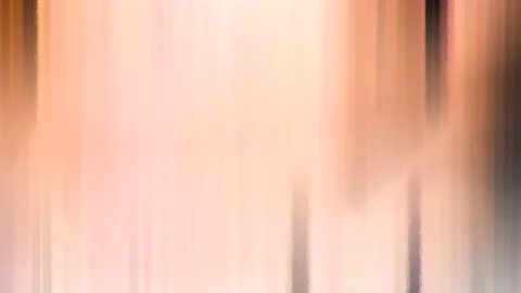 Abstrakte, vertikal verwischte Farbflächen in Pfirsich, Rosa und Orange mit dunklen Streifen am unteren und rechten Bildrand.
