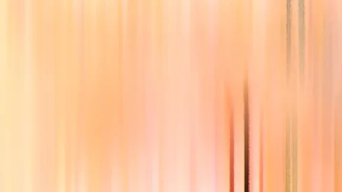 Vertikal verwischte Streifen in Pfirsich-, Orange- und Rosatönen, rechts zwei dunklere senkrechte Linien.