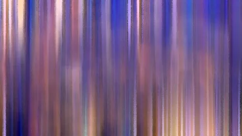 Abstraktes Bild aus vertikalen, weich verwischten Streifen in Violett, Blau, Rosa und Beige.
