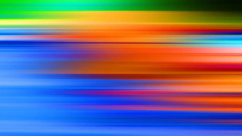 Abstrakte Komposition aus horizontal verwischten Farbbahnen in Grün, Gelb, Orange, Rot und Blau, die von oben nach unten ineinander übergehen.