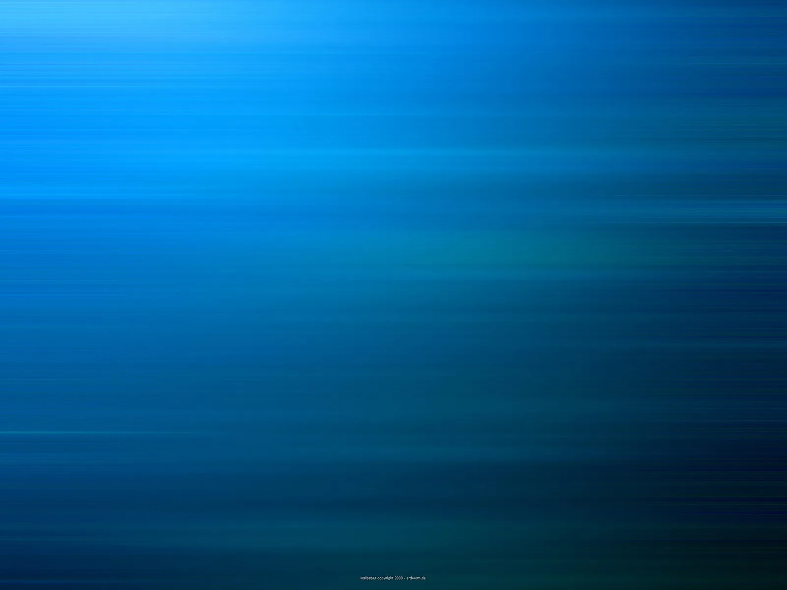 Abstrakter Hintergrund aus horizontalen blauen Streifen, die von Hellblau oben in dunkles Petrol unten übergehen.