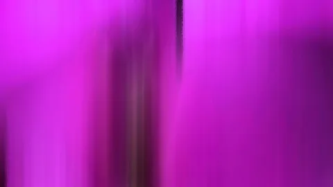 Abstrakte, stark verwischte Komposition in Magenta und Violett mit dunkleren senkrechten Schlieren in der Bildmitte.