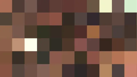 Raster aus kleinen Quadraten in Braun-, Beige- und Grüntönen mit einzelnen hellen und rosafarbenen Feldern.