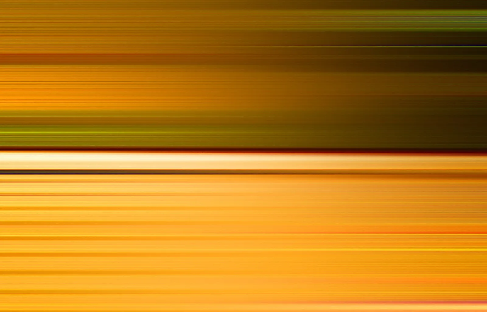 Abstrakte horizontale Streifen in Orange, Gelb und Olivgrün, durch Bewegungsunschärfe weich verwischt, mit einem hellen Band in der Bildmitte.