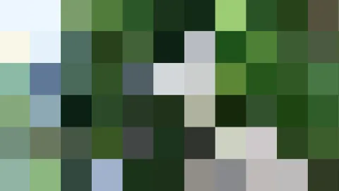 Abstraktes Mosaik aus quadratischen Farbblöcken in Grün, Blau und Grau, oben links helle Flächen.