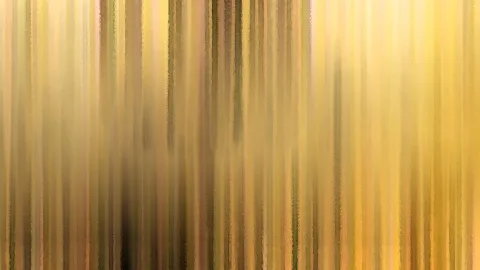 Abstraktes Bild aus senkrechten, weich verwischten Streifen in Gelb, Gold und Braun, dunkler zur unteren Mitte hin.