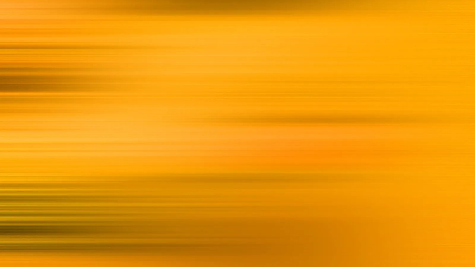 Abstrakte Fläche aus horizontalen, verwischten Streifen in Orange, Gelb und dunklem Braun, nach links dichter und dunkler.