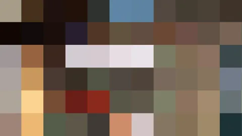 Mosaik aus kleinen, gedeckten Farbquadraten in Braun, Beige, Grau, Rot und Blau, in unregelmäßigen Übergängen.