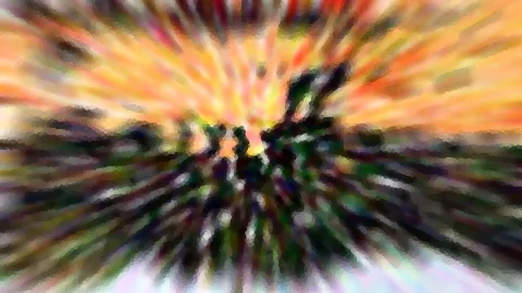 Radiale Zoom-Unschärfe mit orangefarbenen und roten Strahlen am Himmel, dunkle Baumsilhouetten in der Mitte und grüne Farbschlieren am Horizont.