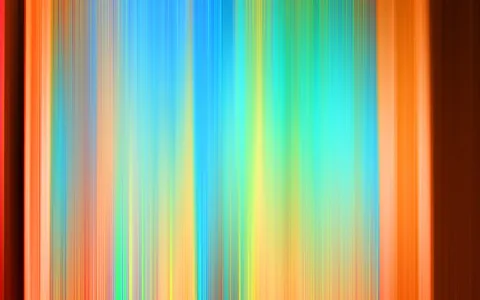 Senkrechte, verwischte Streifen in Orange, Blau, Grün und Gelb, an den Rändern dunkel abgedunkelt.