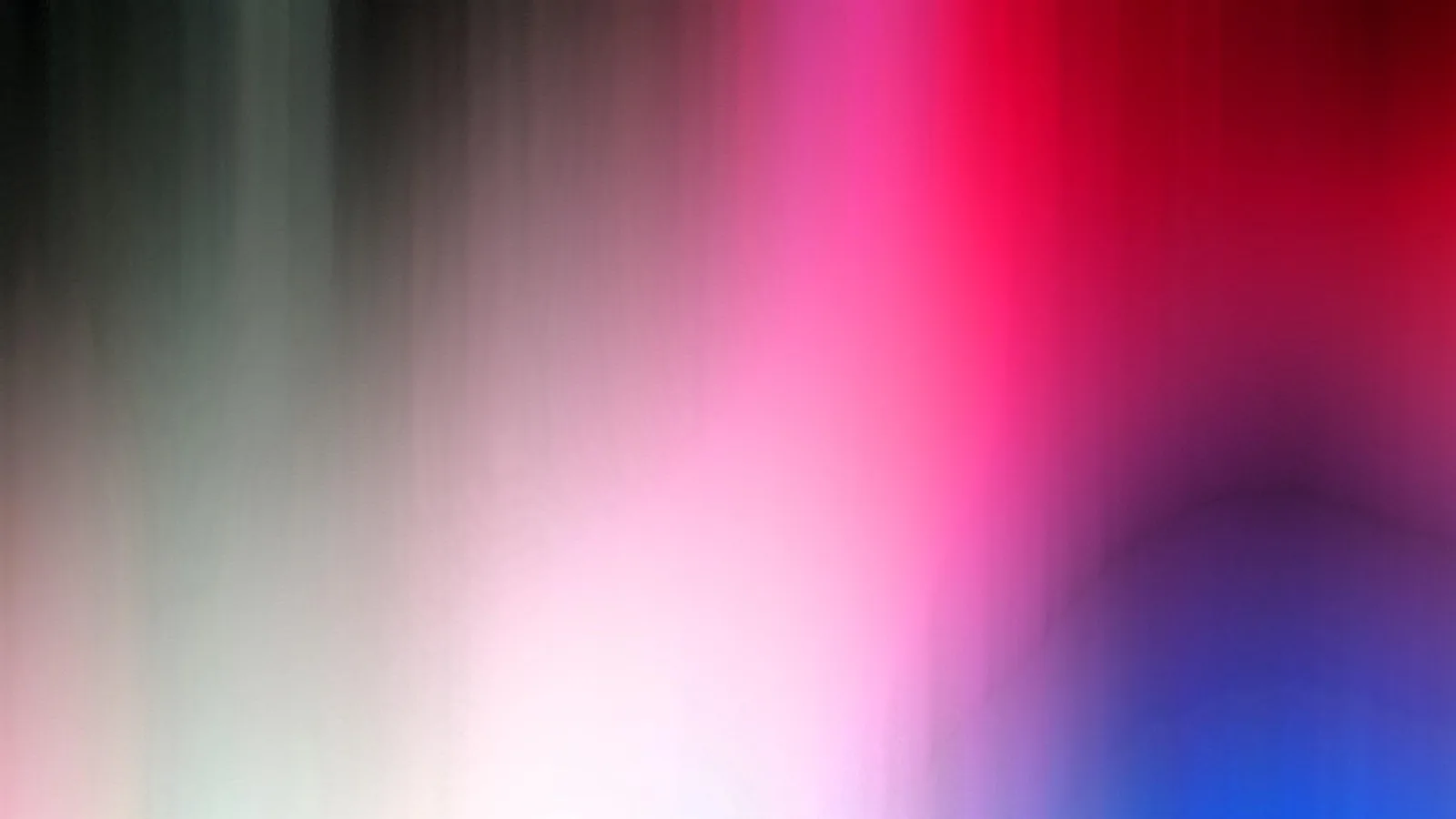 Unscharfe vertikale Streifen in Schwarz, Weiß, Pink, Rot und Blau