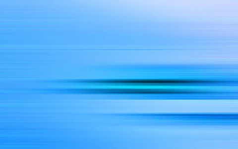 Abstrakte Komposition aus horizontalen blauen Streifen, die von links nach rechts verschwimmen. In der Mitte leuchtet ein dunkelblauer bis türkisfarbener Lichtstreifen, oben ist der Himmel heller.